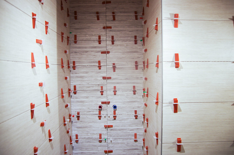 Pose de faïences format 30X60 cm avec calles autonivelantes RLS. Rénovation salle de bain