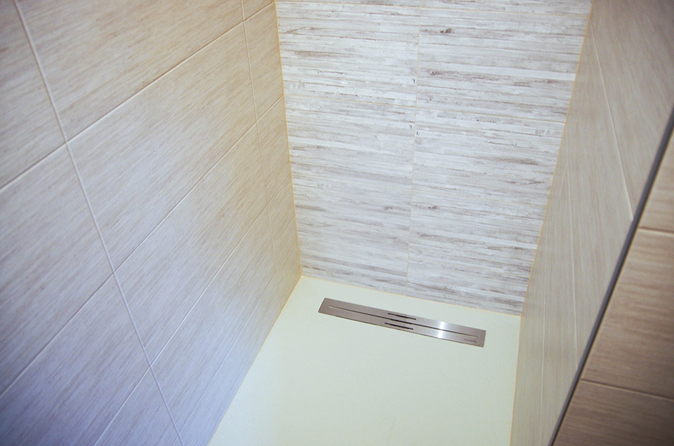 Pose de faïences format 30X60cm. Rénovation salle de bain