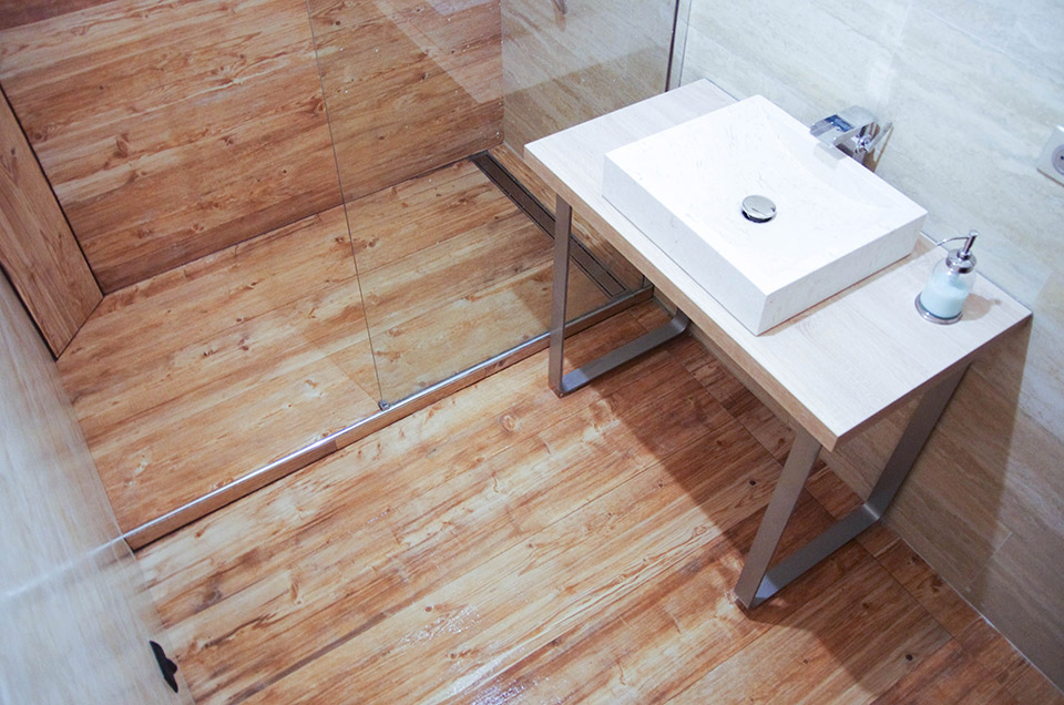 Pose de carrelages format 25X150cm imitation bois. Rénovation salle de bain