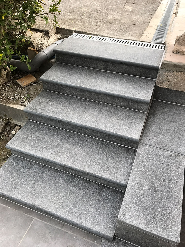 Réalisation d'un escalier en granit.