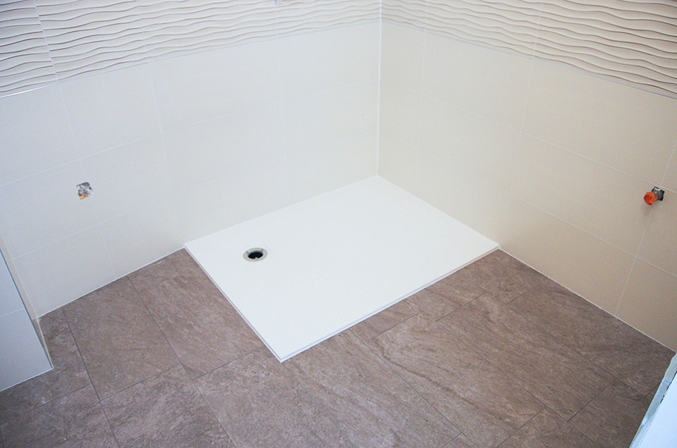 Rénovation d'une salle de bain en carrelages format 30X60cm imitation pierre et faïences 30X60cm.