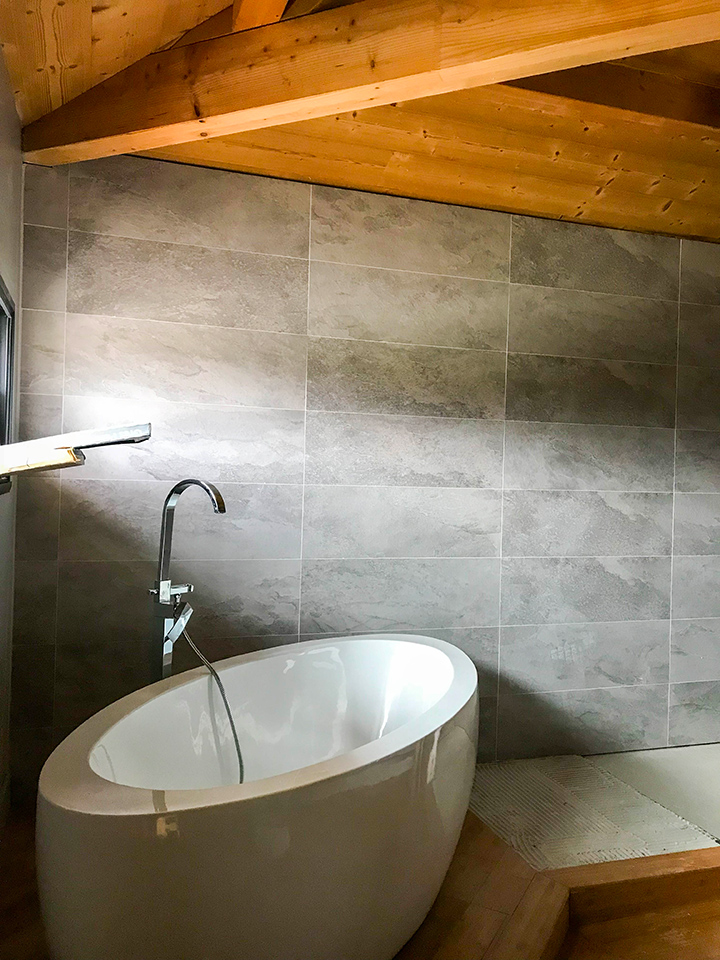 Rénovation d'une salle de bain avec faïence grand format à Menthon Saint Bernard